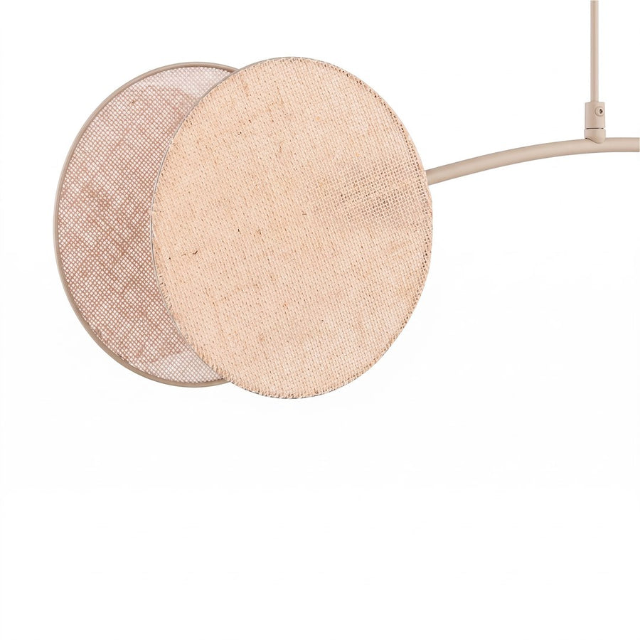 Gros plan sur les deux abat-jours ronds en toile de rotin tissé beige clair