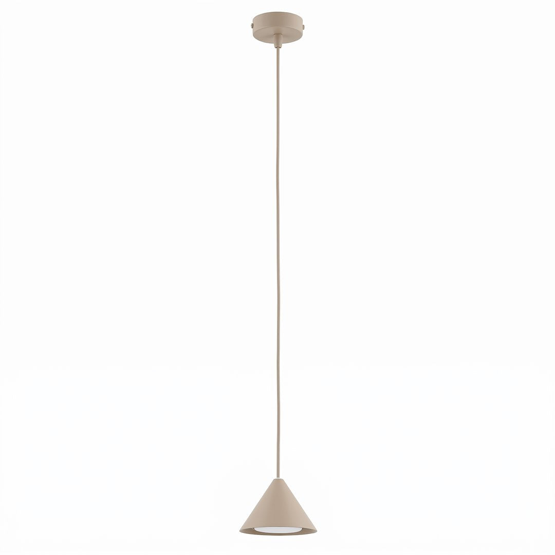 Suspension beige au cône fin et long câble sur fond blanc