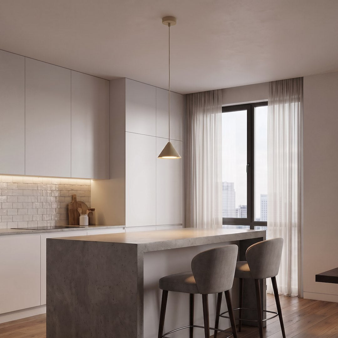 Cuisine moderne avec îlot central, deux tabourets et suspension au-dessus du plan