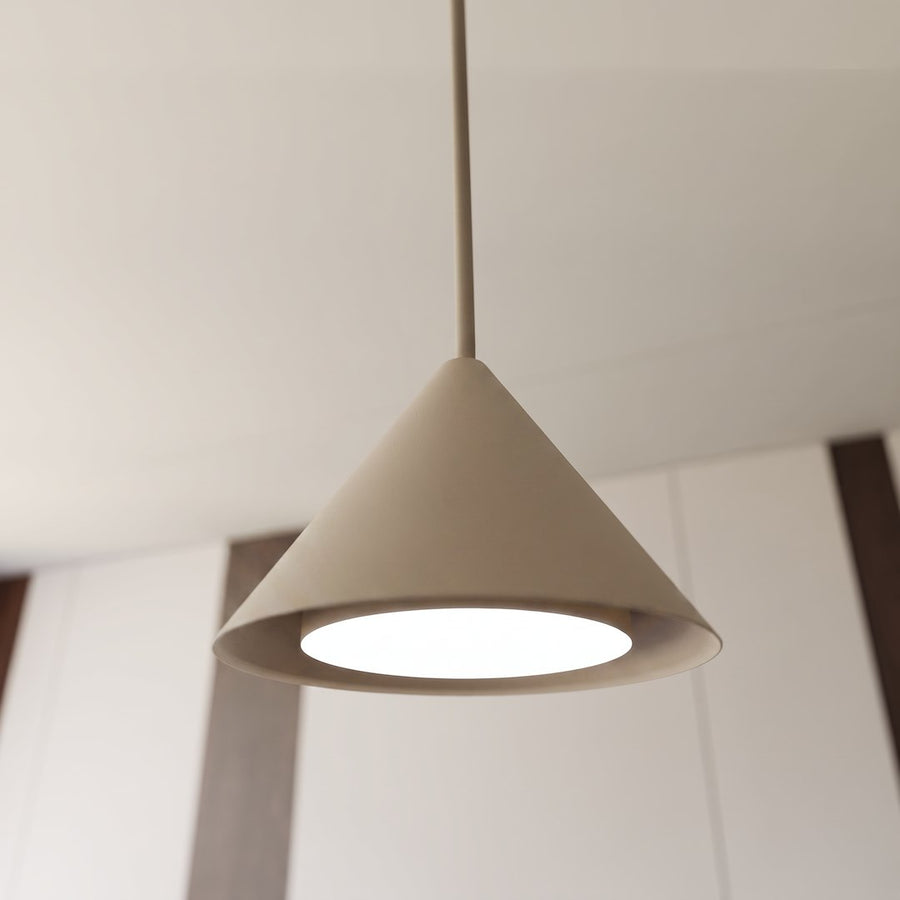 Gros plan sous un cône beige montrant le diffuseur blanc allumé et le câble