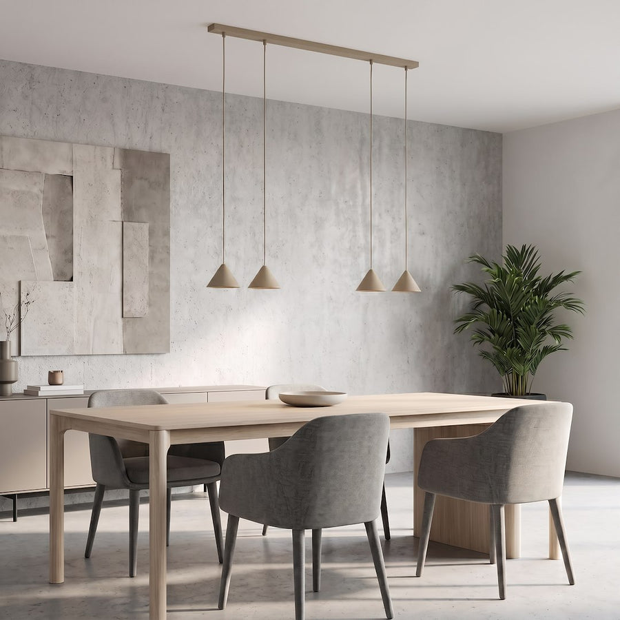 Mise en ambiance mur béton, table en bois et chaises grises capitonnées