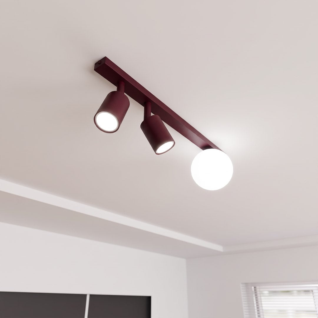 Luminaire fixé au plafond blanc, spots orientables allumés et sphère lumineuse