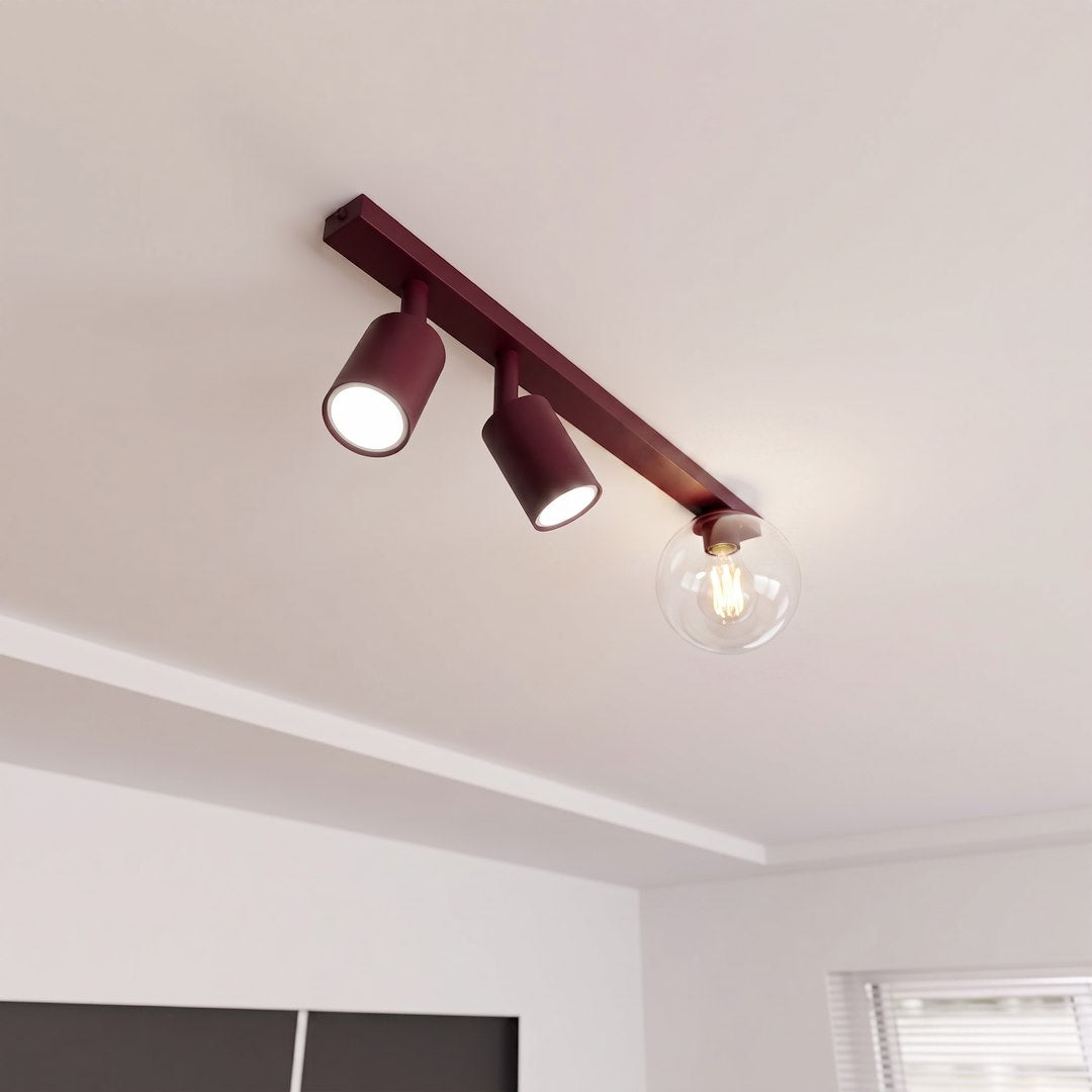 Luminaire fixé au plafond blanc, spots orientables et globe allumés