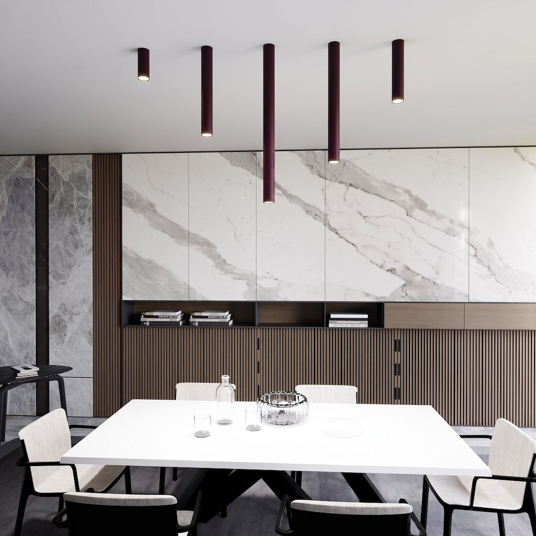 Mise en ambiance au-dessus d'une table blanche dans une salle à manger moderne