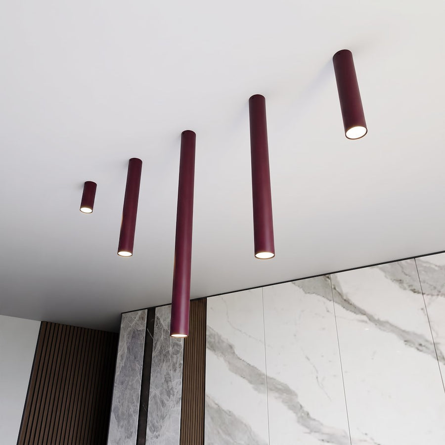 Vue en contre-plongée de cinq plafonniers tubes fixés au plafond blanc