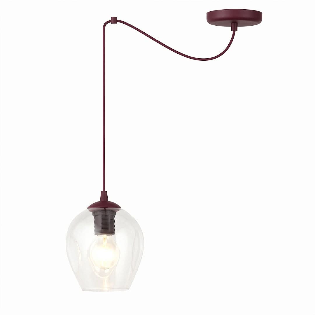 Suspension bordeaux, verre transparent en forme de goutte, vue de face sur fond blanc