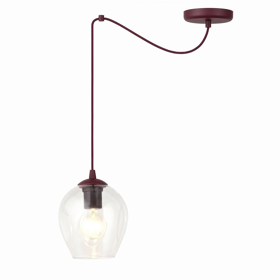Suspension bordeaux, verre transparent en forme de goutte, vue de face sur fond blanc
