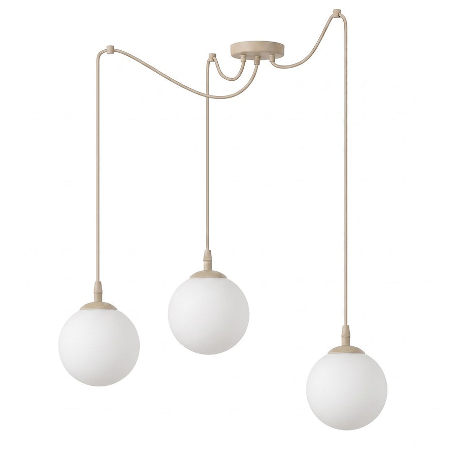 Suspension trois globes de verre blanc opalin sur fond blanc, de face