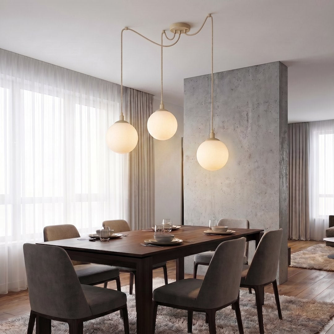 Mise en ambiance au-dessus d'une table à manger, suspension beige allumée