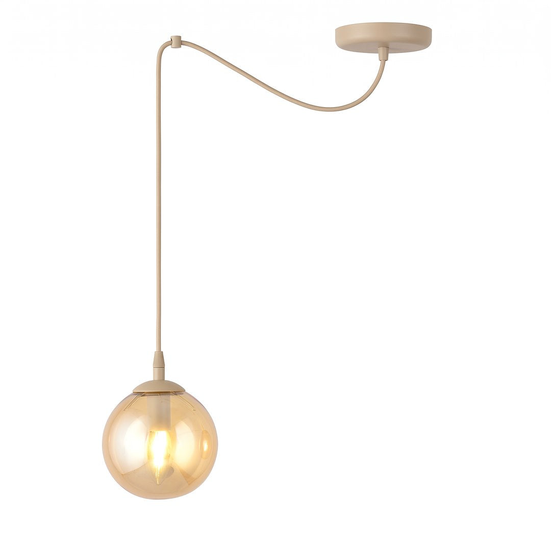Suspension beige avec câble courbe et globe en verre ambré, sur fond blanc
