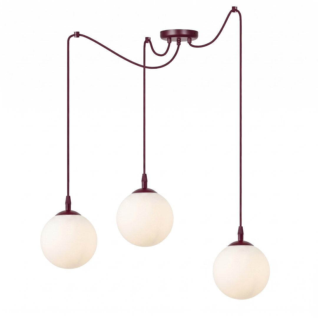 Suspension trois globes de verre blanc opalin, câbles et rosace bordeaux, fond blanc