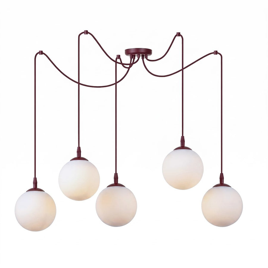 Suspension cinq globes de verre blanc opalin sur câbles bordeaux fins, fond neutre studio.