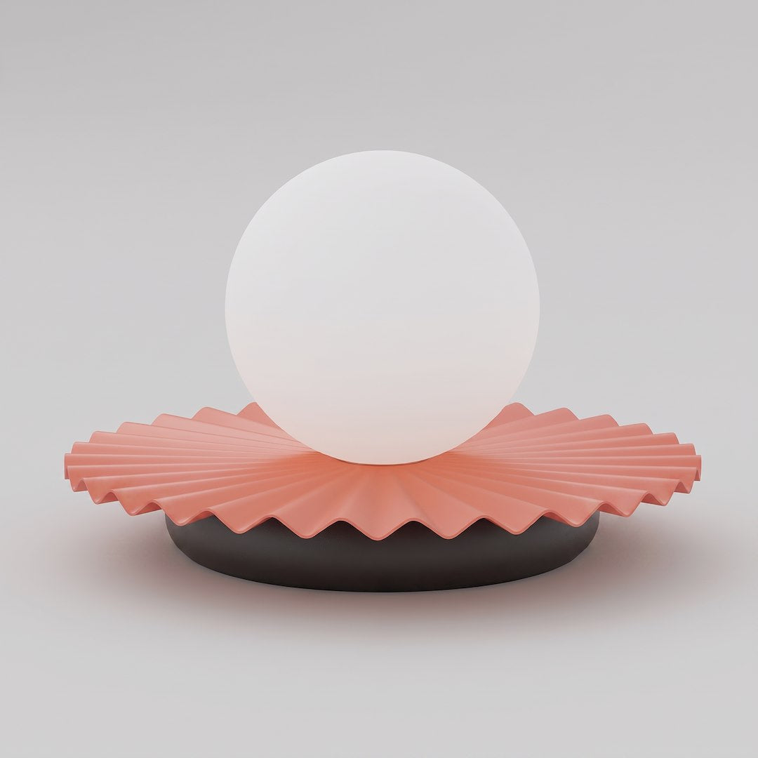 Lampe à poser de face, sphère blanche en verre sur socle corail plissé