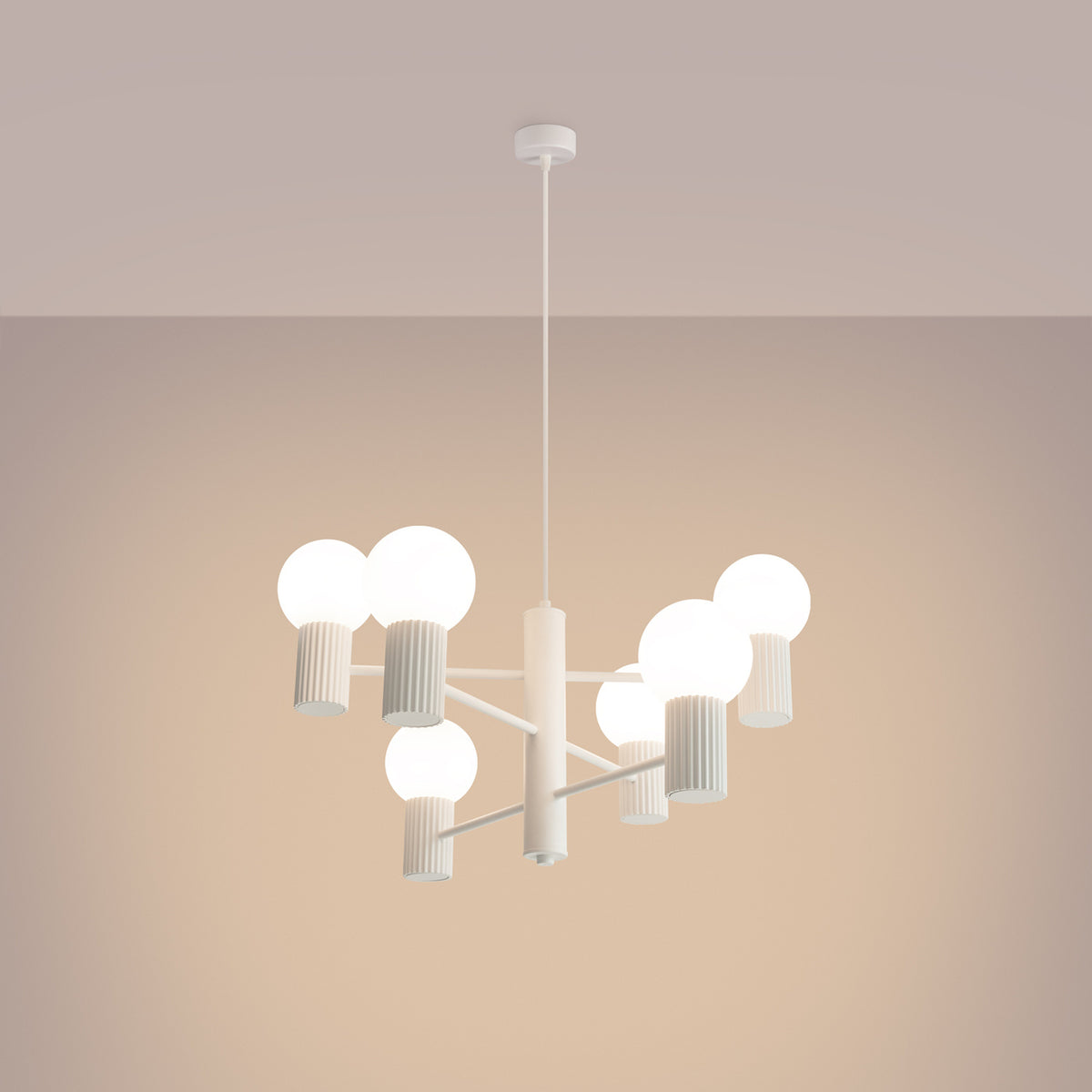 Lustre blanc allumé dans une ambiance chaleureuse, globes lumineux diffusant une lumière douce.