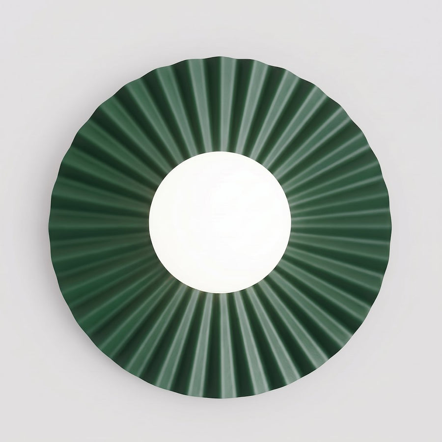 Vue de face : disque vert plissé avec diffuseur central en verre blanc opaque