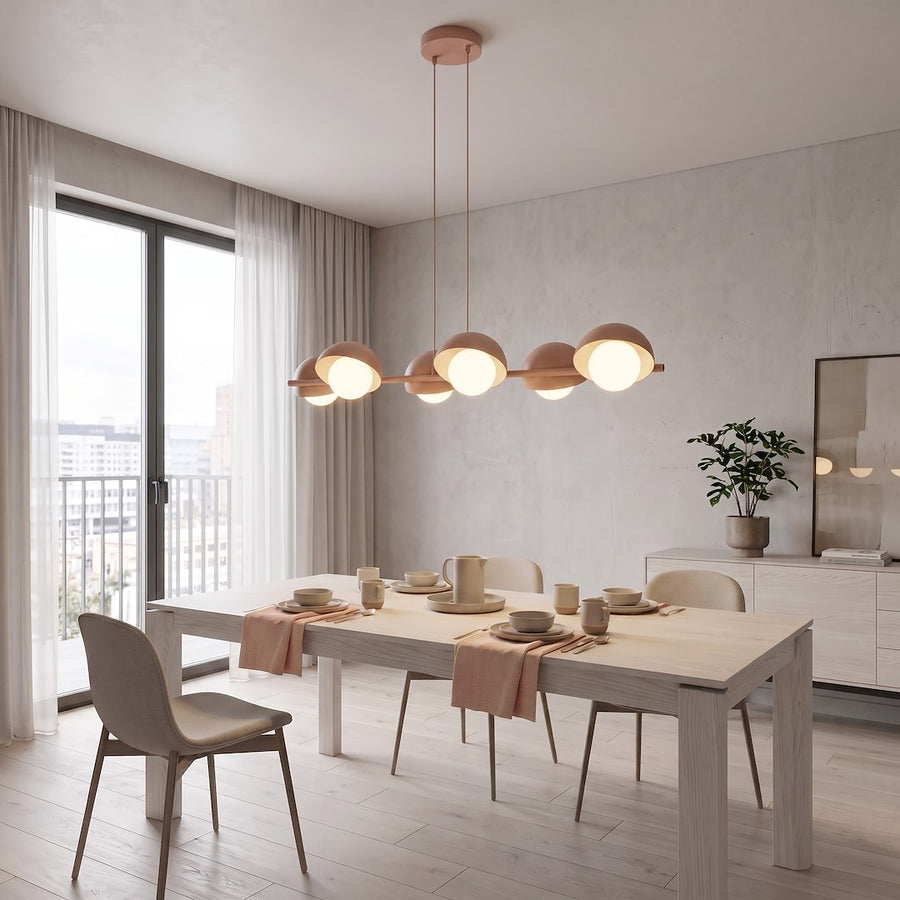 Vue d'ensemble du luminaire dans une salle à manger claire, table dressée et grandes fenêtres.