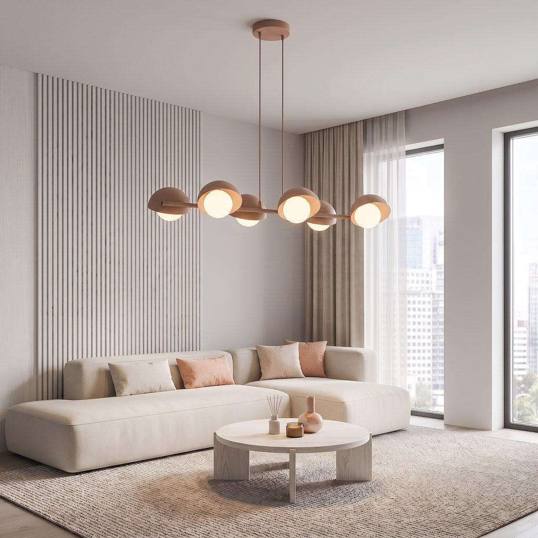 Suspension éclairée dans un salon moderne, canapé beige, vue urbaine par la fenêtre.