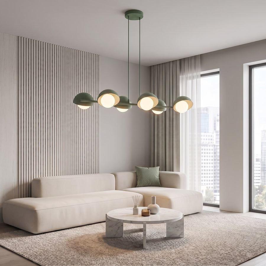 Vue du salon devant un mur lambris, canapé beige et table basse