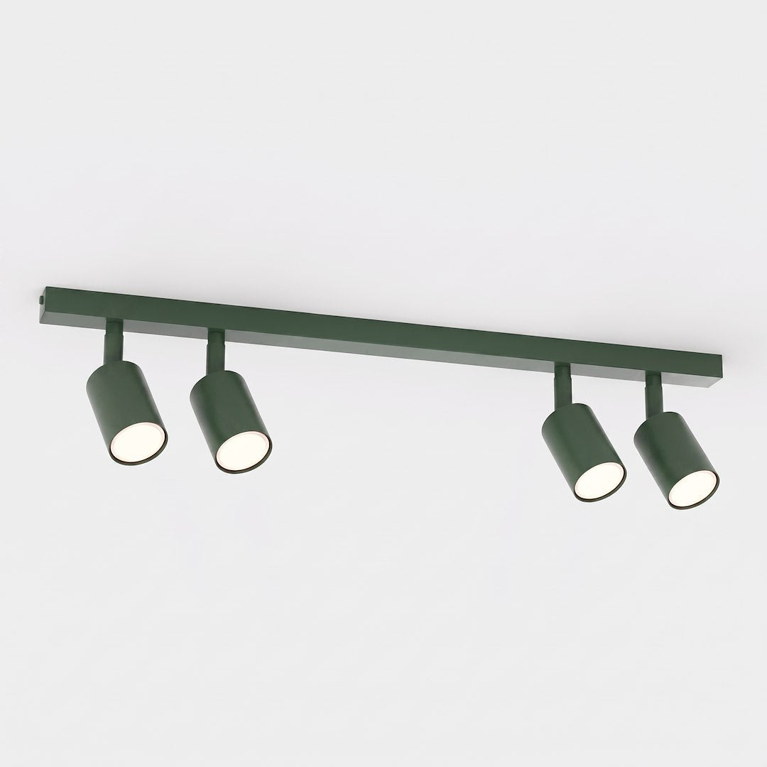 Vue de face du plafonnier vert, barre rectangulaire et quatre projecteurs cylindriques orientables.