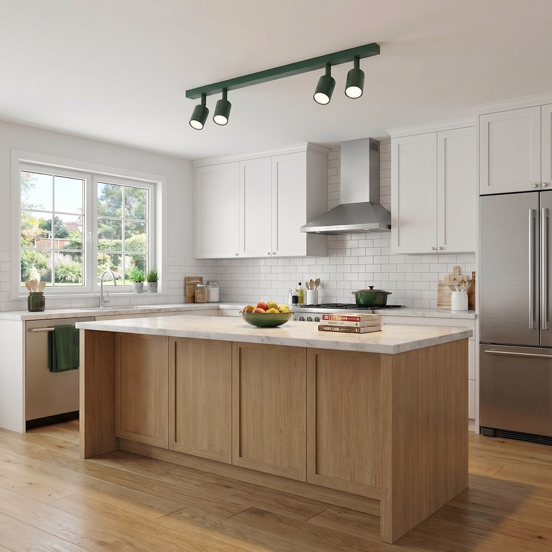 Mise en ambiance dans une cuisine moderne avec îlot central et plafonnier vert au plafond.