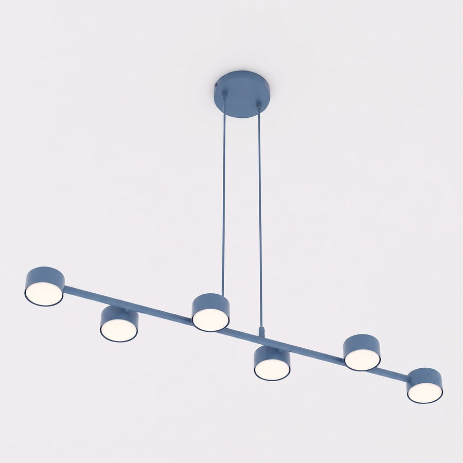 Vue de trois quarts du luminaire bleu à six spots suspendus au plafond