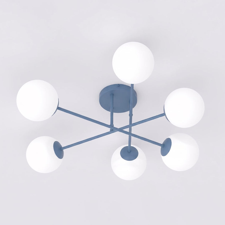 Vue de dessous du plafonnier bleu à six globes de verre blanc