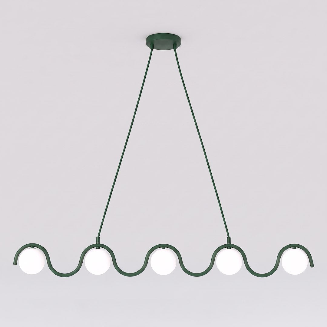 Vue de face du luminaire vert ondulé avec cinq globes en verre blanc alignés