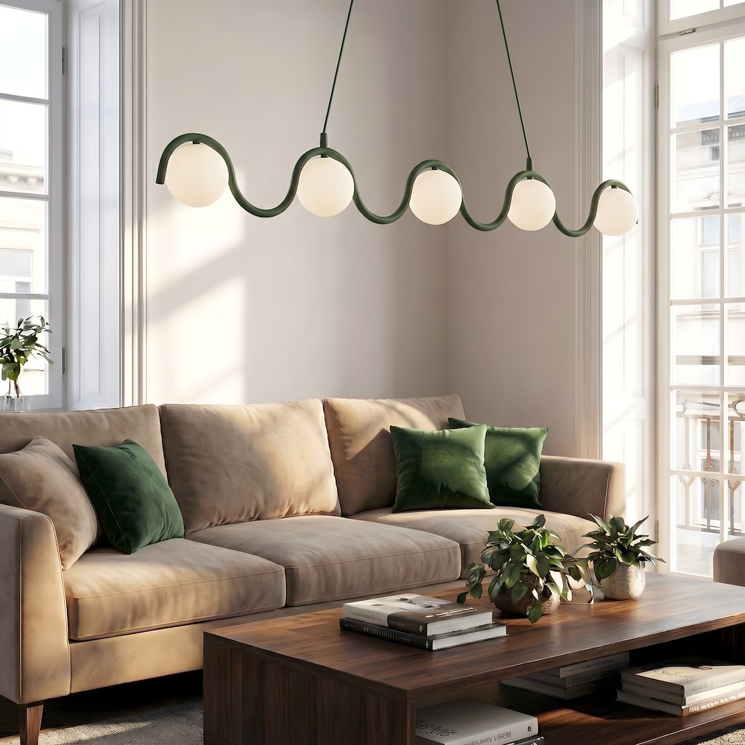 Mise en ambiance au-dessus d'un canapé beige dans un salon lumineux