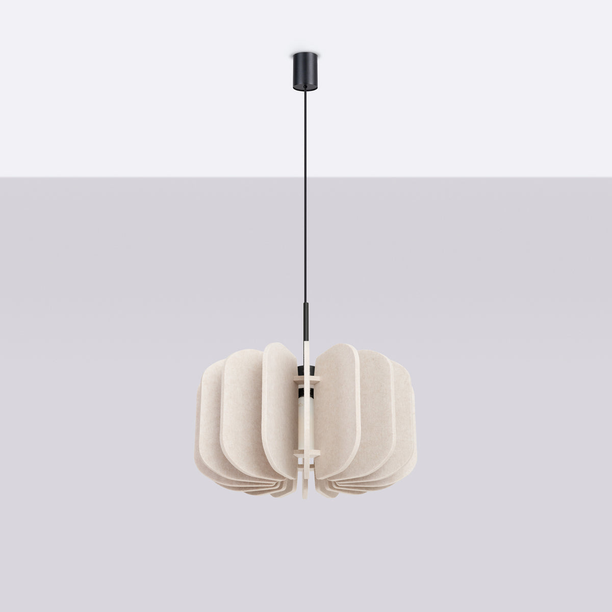 Luminaire suspendu présenté sur fond gris clair, abat-jour beige non allumé.