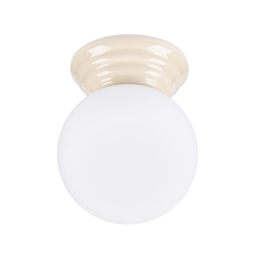 Même plafonnier de face sans pastille, globe opalin et base céramique crème.