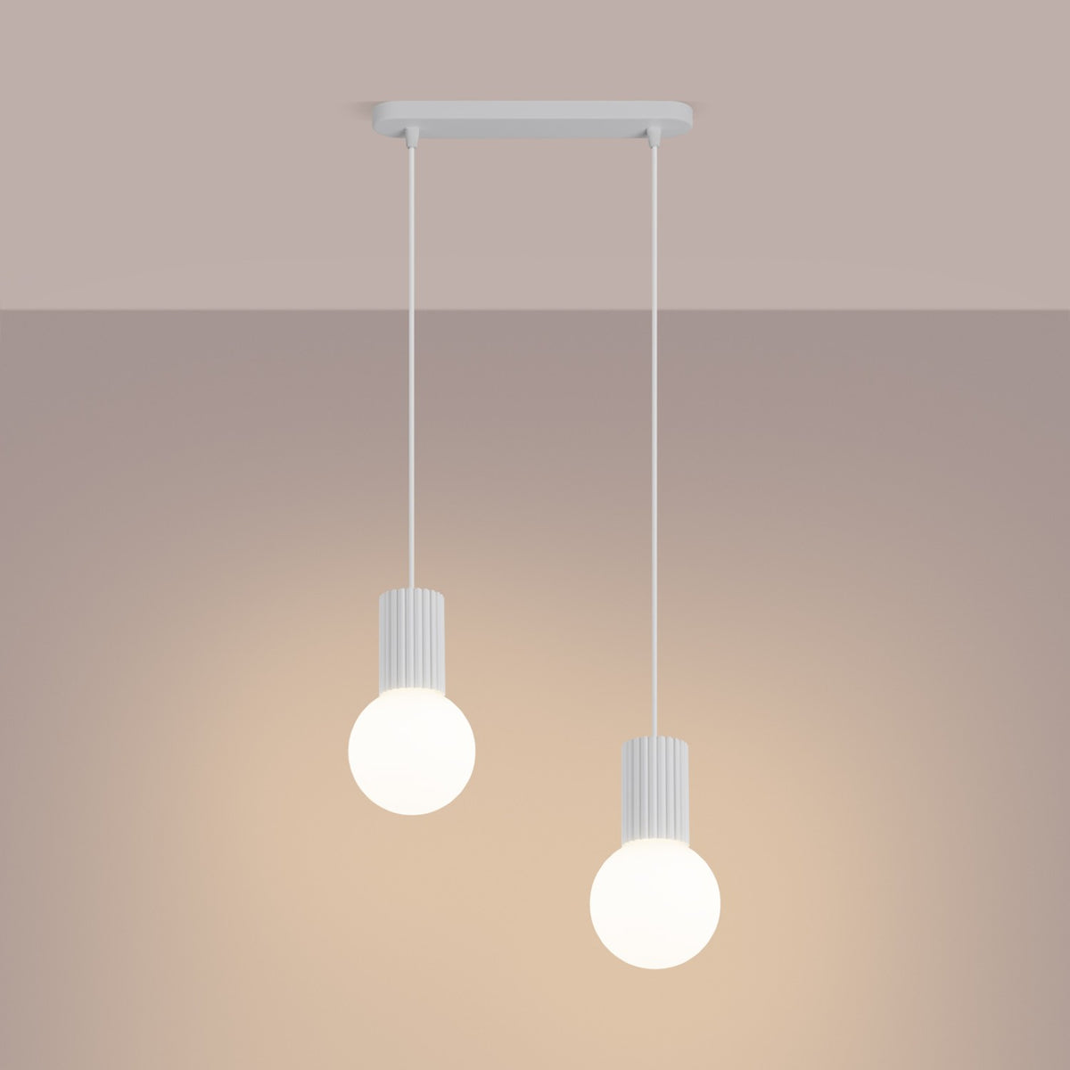 Suspension allumée dans une ambiance beige poudré, diffusant une lumière chaude et homogène.
