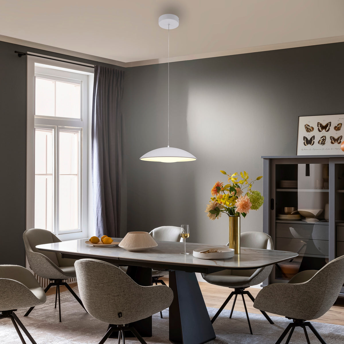 Mise en ambiance au-dessus d'une table à manger grise dans un intérieur contemporain