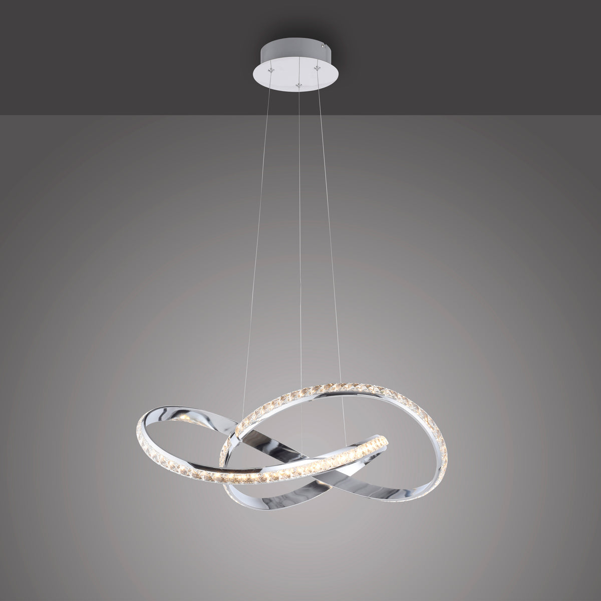 Vue du luminaire suspendu sur dégradé gris, anneaux brillants éclairés en lumière chaude.