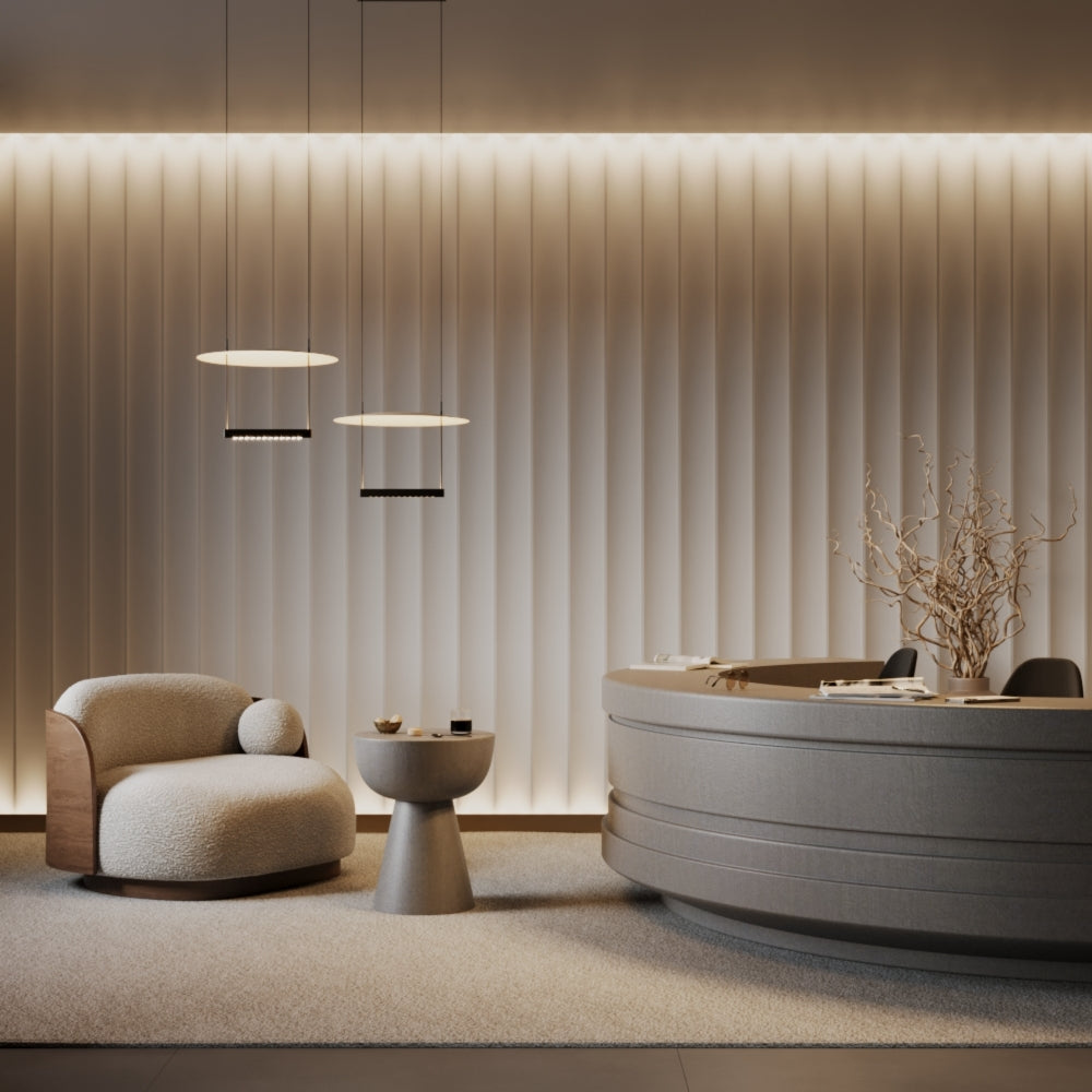 Mise en ambiance avec deux suspensions allumées dans un intérieur contemporain et mobilier design.