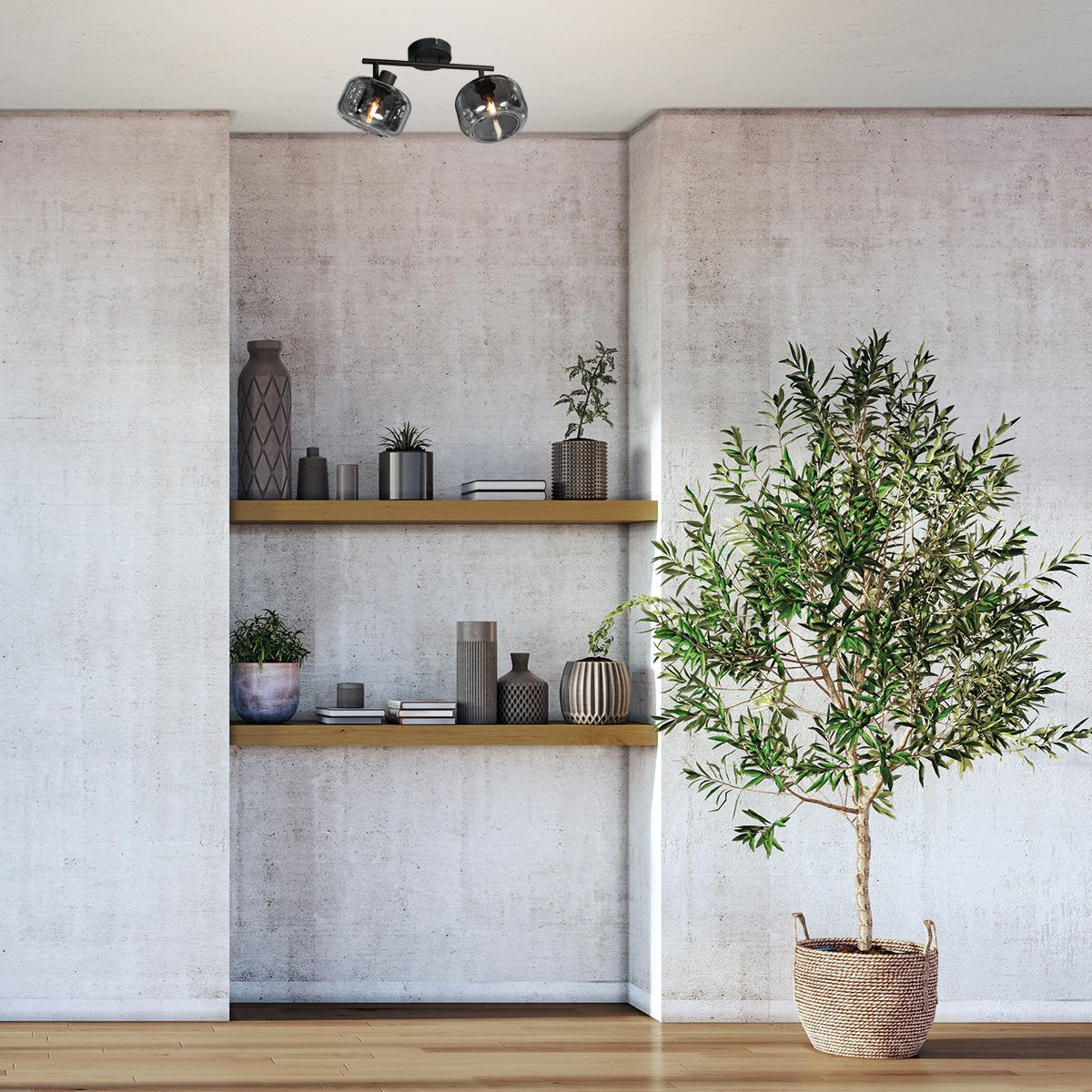 Mise en ambiance du spot fixé au plafond devant un mur béton et étagères