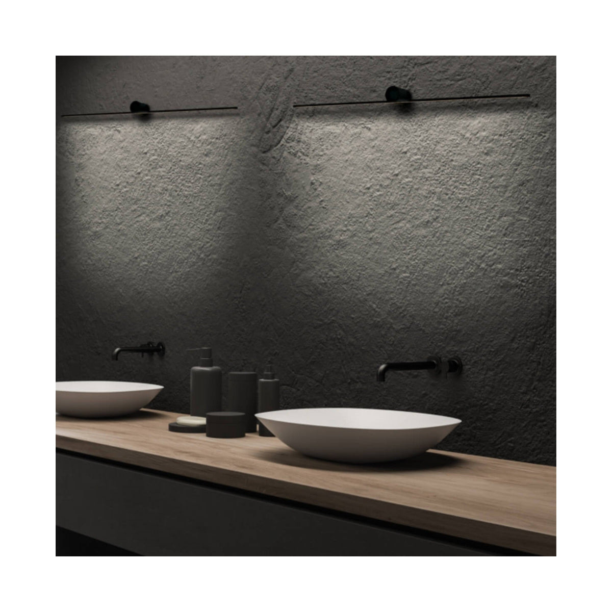 Ambiance sombre, appliques murales éclairant vasques, robinets et flacons de toilette
