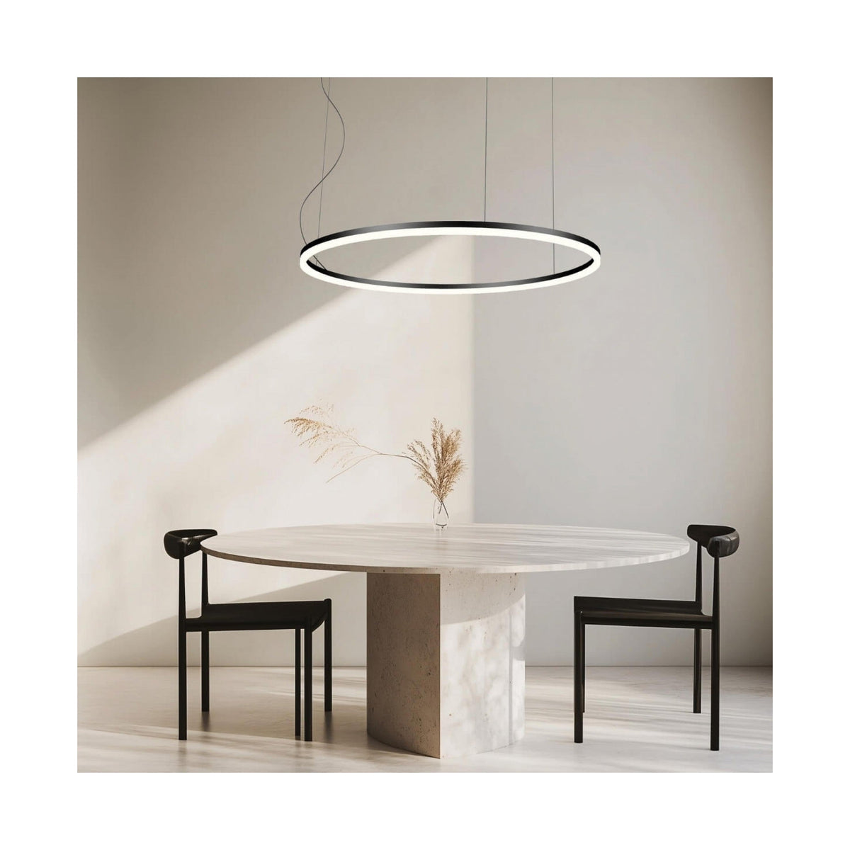 Plan serré sur le luminaire suspendu éclairé au-dessus d'une table, ambiance repas contemporaine