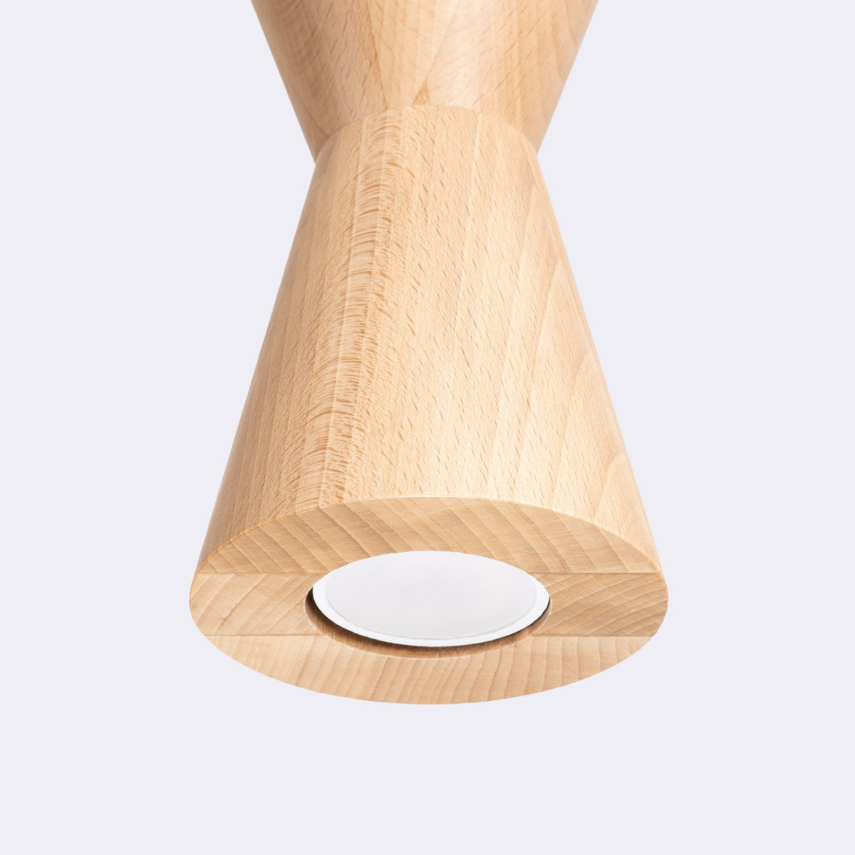 Détail du diffuseur blanc circulaire sous l'abat-jour en bois, éteint