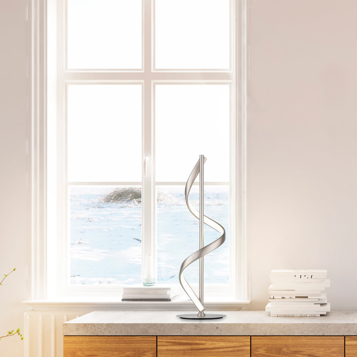 Mise en ambiance sur un meuble devant une fenêtre dans un intérieur clair