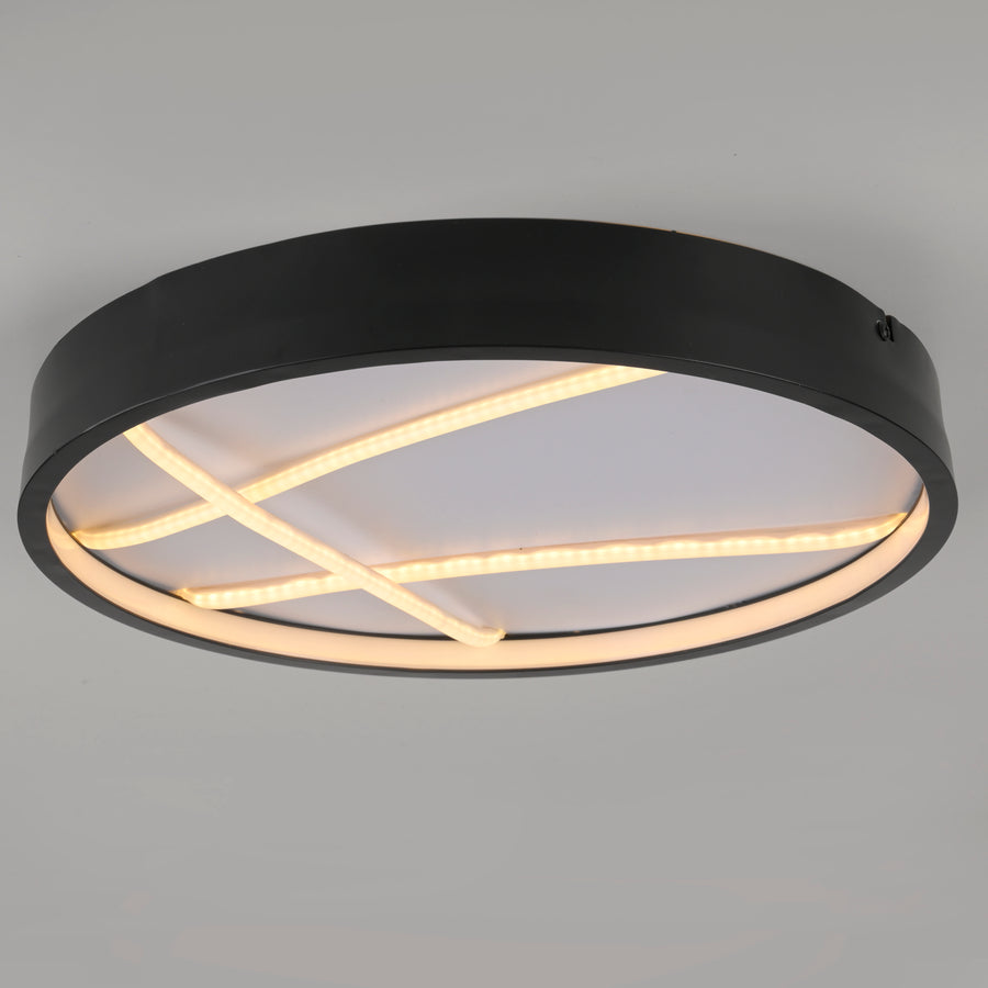 Gros plan rapproché montrant le ruban LED et le cerclage métal noir