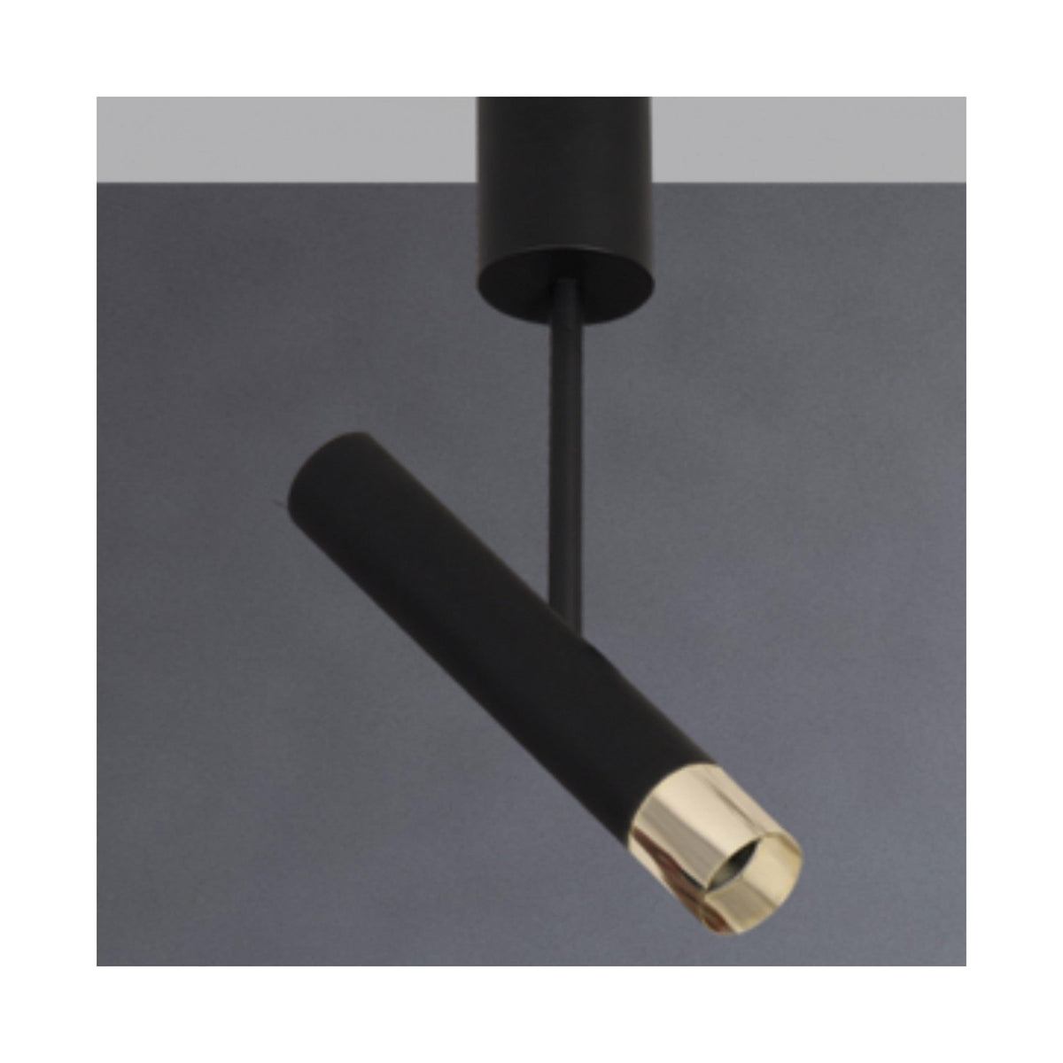 Détail rapproché de la bague métal doré et de la sortie de lumière