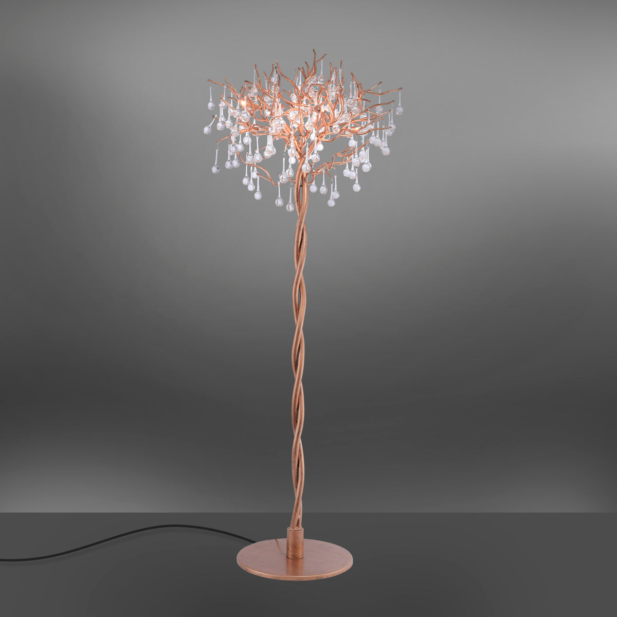 Mise en ambiance sombre du lampadaire allumé, câble noir au sol