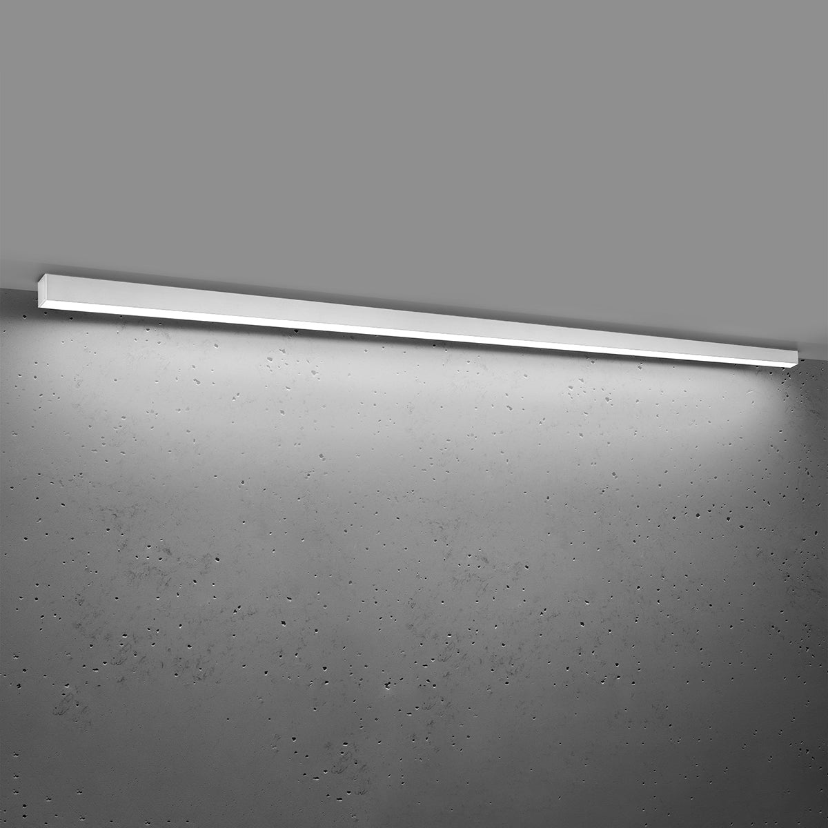 Luminaire allumé diffusant une lumière homogène sur le plafond et le mur