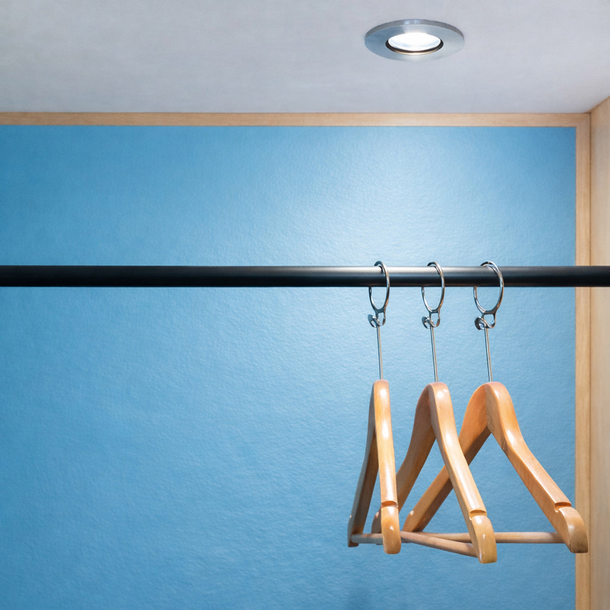 Mise en ambiance du spot encastré au plafond d'un dressing bleu