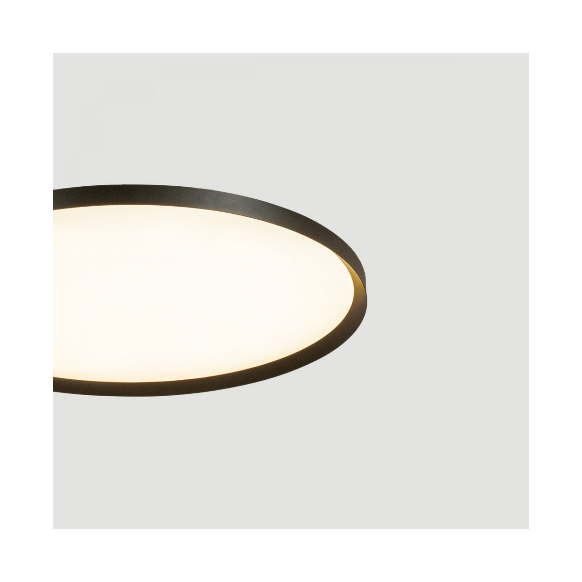 Détail de près du luminaire allumé, lumière chaude traversant le diffuseur blanc uniforme