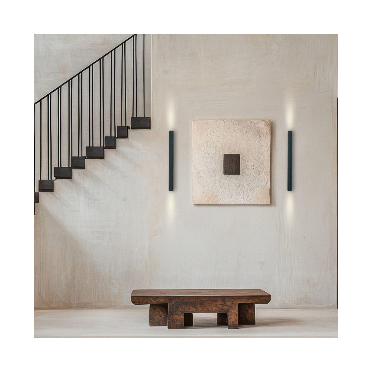 Scène d'intérieur encadrée montrant deux luminaires muraux noirs autour d'un tableau