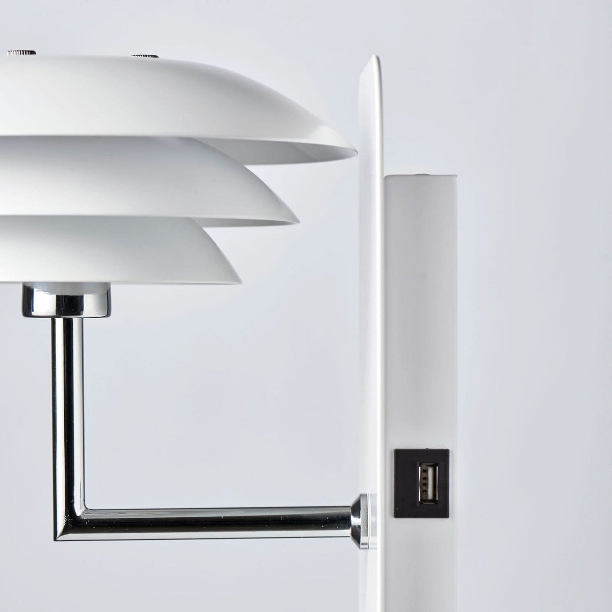 Applique murale DL20 USB Shelf en métal, blanc, hauteur 28 cm