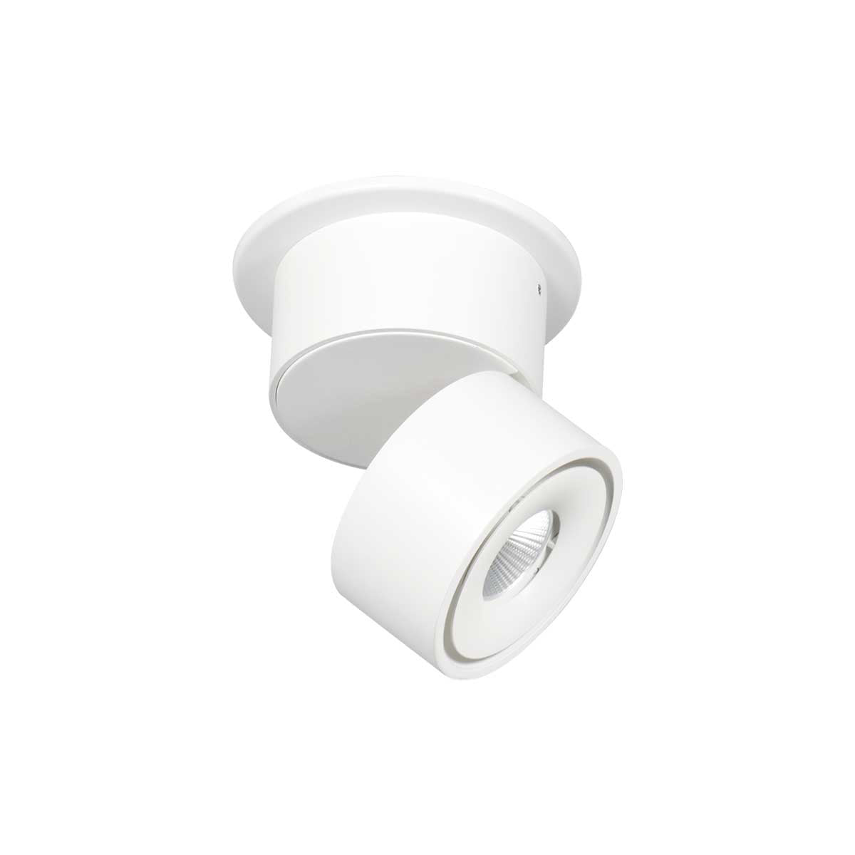 Vue rapprochée du spot blanc incliné, lentille LED éteinte et finition lisse.
