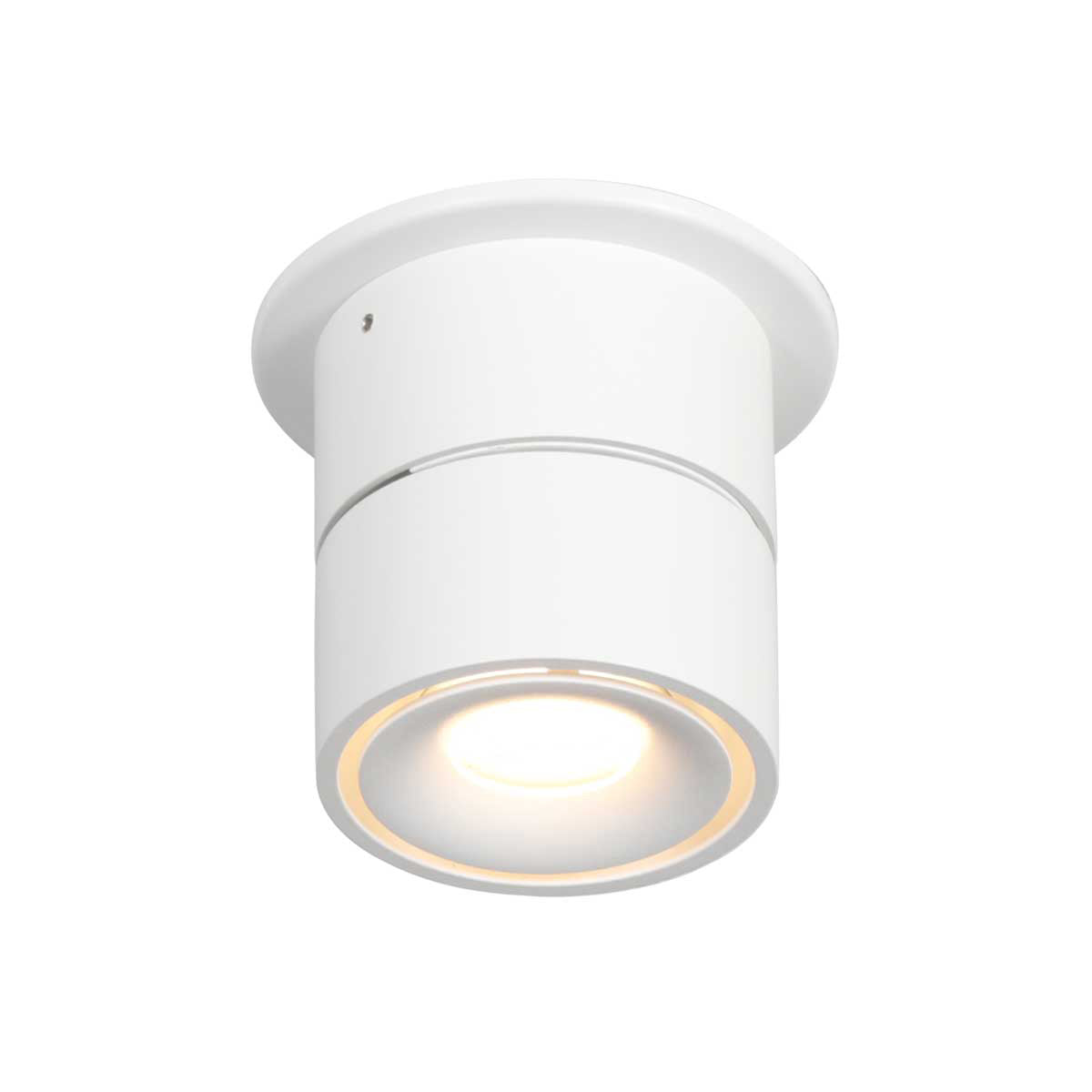 Spot blanc monté au plafond, tête orientée vers le bas, éclairage chaud allumé.