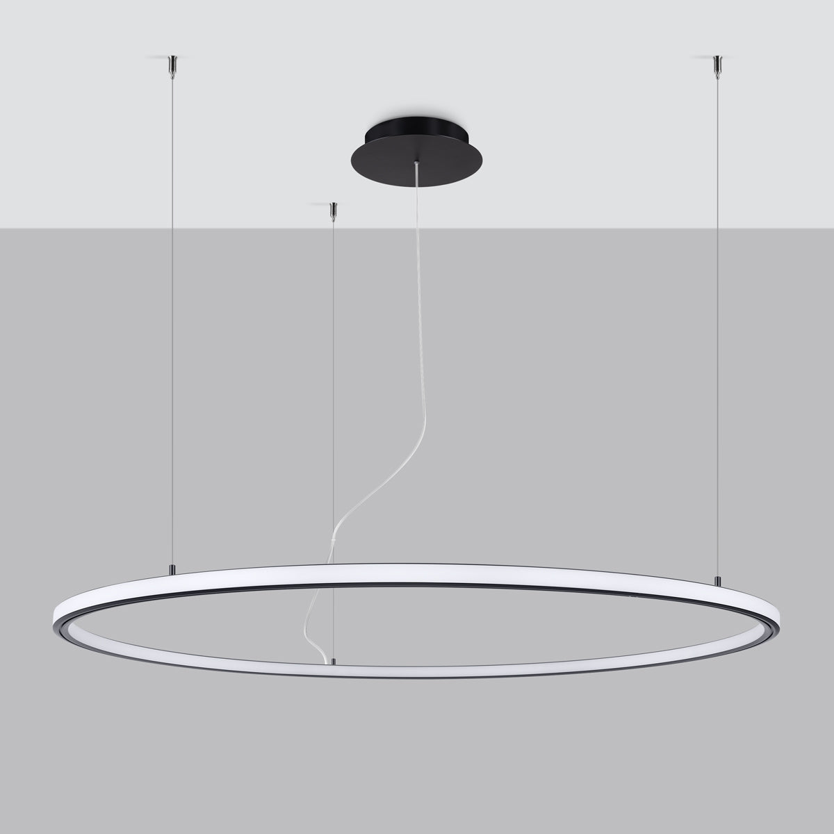 Vue d'ensemble du luminaire circulaire sous plafond gris, câbles et rosace noire
